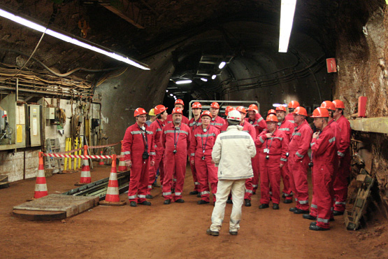 Bergwerk Konrad – Besuchergruppe unter Tage Besuchergruppe unter Tage im Bergwerk Konrad
