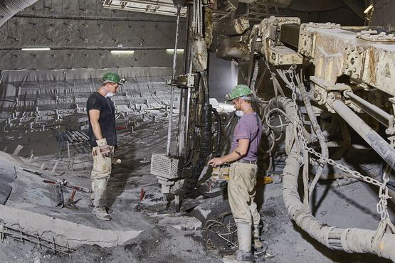Bergwerk Konrad – Ankerbohrung Zwei Bergarbeiter im Bergwerk Konrad