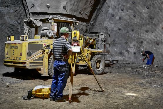 Ein Mitarbeiter im Bergwerk Konrad führt geologische Messungen durch