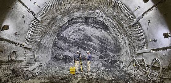 Zwei Vermessungsingenieure vermessen eine Strecke im Bergwerk Konrad