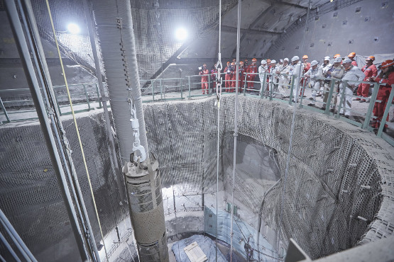 Eine Gruppe von Personen im Bergwerk Konrad