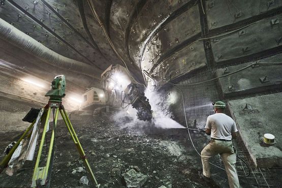 Ein Bergmann bei Arbeiten im Bergwerk Konrad