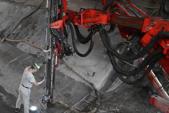 Ein Bergmann bohrt mit einer großen Maschine ins Gestein