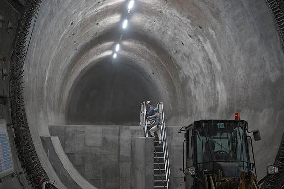 2 Bergleute bei Arbeiten in einer Strecke im Bergwerk Konrad