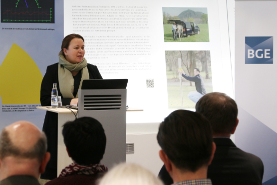 BGE-Geschäftsführerin Ursula Heinen-Esser spricht vor einem Publikum