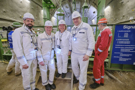 Eine Gruppe von Personen im Bergwerk Konrad, darunter Bundesumweltministerin Svenja Schulze, Landesumweltminister Olaf Lies und die BGE-Geschäftsführer Stefan Studt und Thomas Lautsch