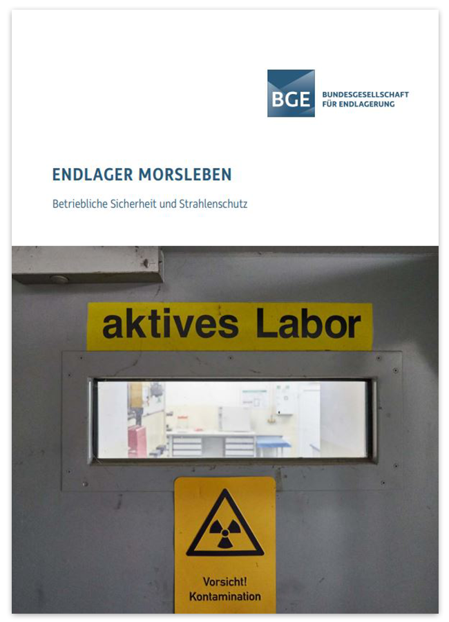 Titelseite der Broschüre "Endlager Morsleben - Betriebliche Sicherheit und Strahlenschutz". Darauf zu sehen: Ein Fenster zu einem Labor, darunter das Warnschild: "Vorsicht Kontamination".