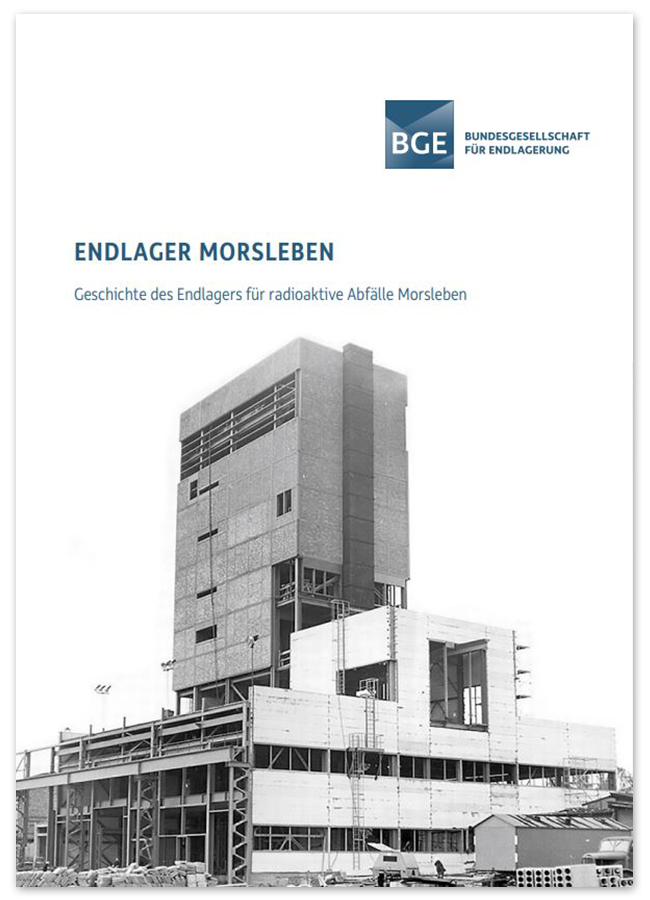 Titelseite der Broschüre "Geschichte des Endlagers für radioaktive Abfälle Morsleben". Darauf zu sehen: Ein Schwarz-Weiß-Foto des im Bau befindlichen Förderturms. 