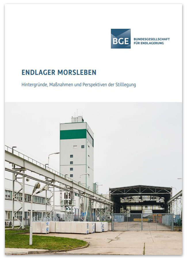 Titelseite der Broschüre "Endlager Morsleben - Hintergründe, Maßnahmen und Perspektiven der Stilllegung". Darauf zu sehen: das Betriebsgelände des Endlagers. 