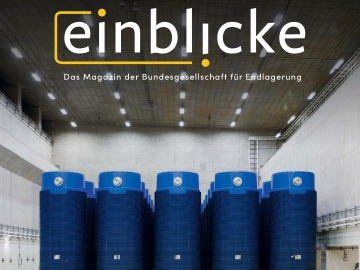 Das Cover des Einblicke Magazins Nummer 18 zeigt blaue Castor-Behälter in einer großen Lagerhalle mit grauen Wänden und beigefarbenem Boden.