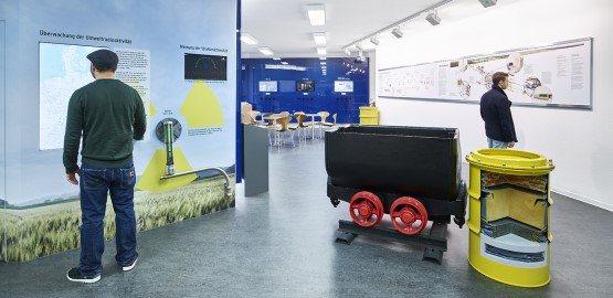 Ausstellung zur Gegenwart des Endlagers Morsleben Zwei Personen informieren sich in der Infostelle über das Endlager Morsleben.