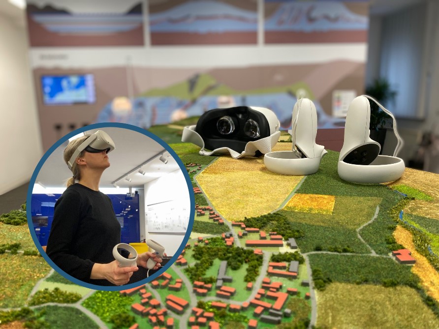 Bild im Bild: Auf einem kleinen Bildausschnitt trägt eine Frau eine VR-Brille und hält in jeder Hand einen Controller. Auf dem großen Bild liegen VR-Brille und Controller wie auf einem Tisch auf einem Ausstellungsgegenstand. 