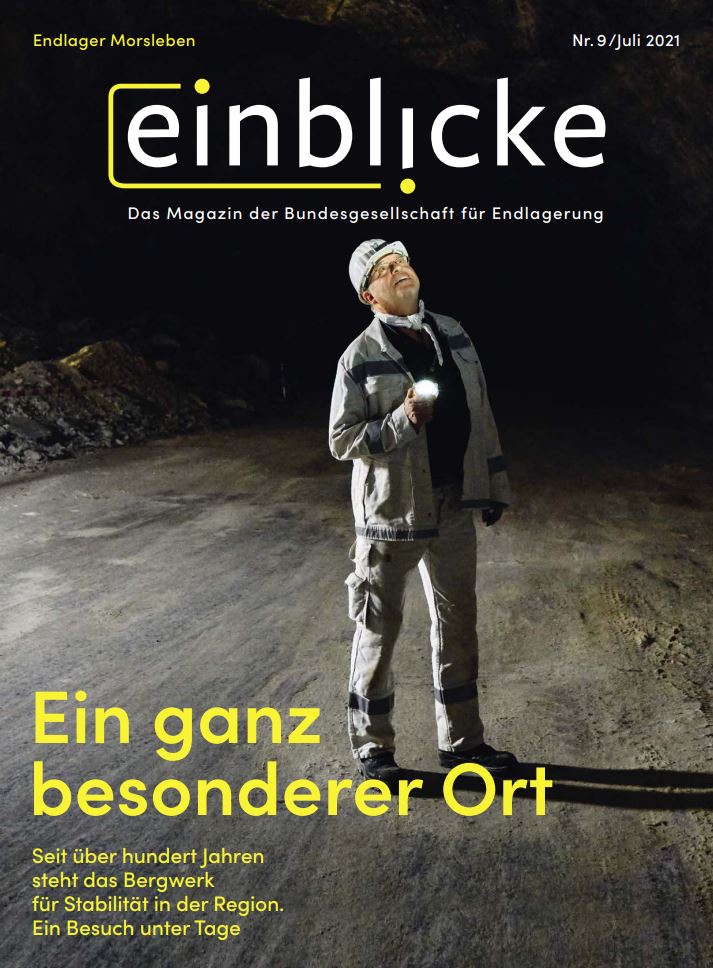 Das Bild zeigt das Cover des Einblicke Magazins neun, auf dem ein Bergmann unter Tage mit der Grubenlampe an die Decke des Bergwerks leuchtet.