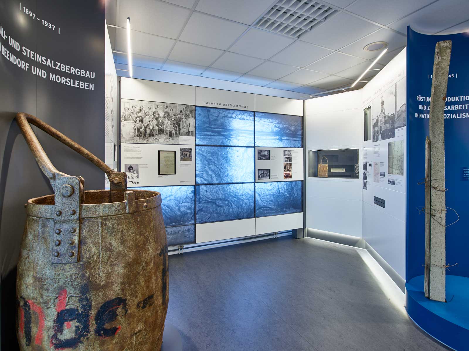 Historische Ausstellung in der Infostelle Morsleben Blick in die Infostelle: Ausstellungsstücke, Bildschirme und andere Exponate