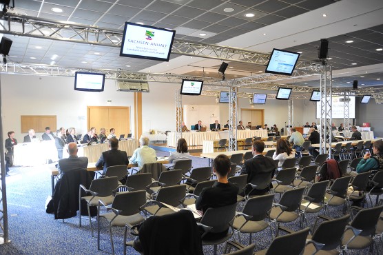 Erörterungstermin zum Genehmigungsverfahrens für die Stilllegung des Endlagers Morsleben Zuschauer blicken auf die Teilnehmer einer Podiumsveranstaltung.