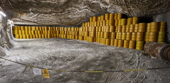 Gelbe Fässer stehen gestapelt und nebeneinander gereiht in einer Abbaukammer. Zur Seite "Radioaktive Abfälle im Endlager Morsleben"