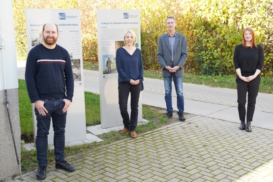 Das Team der Infostelle Morsleben Personen stehen vor Informationsstelen im Außenbereich der Infostelle Morsleben