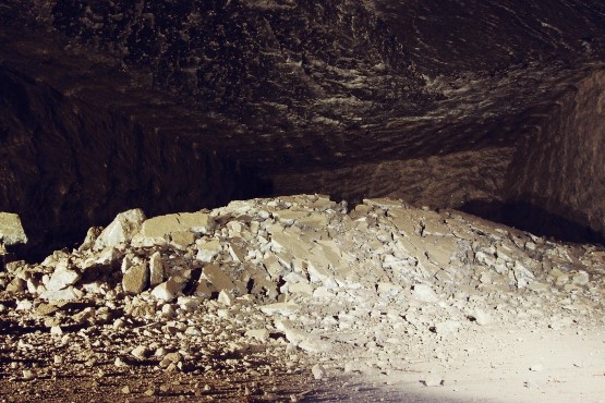Ein großer Berg loses Steinsalz liegt am Boden einer Abbaukammer