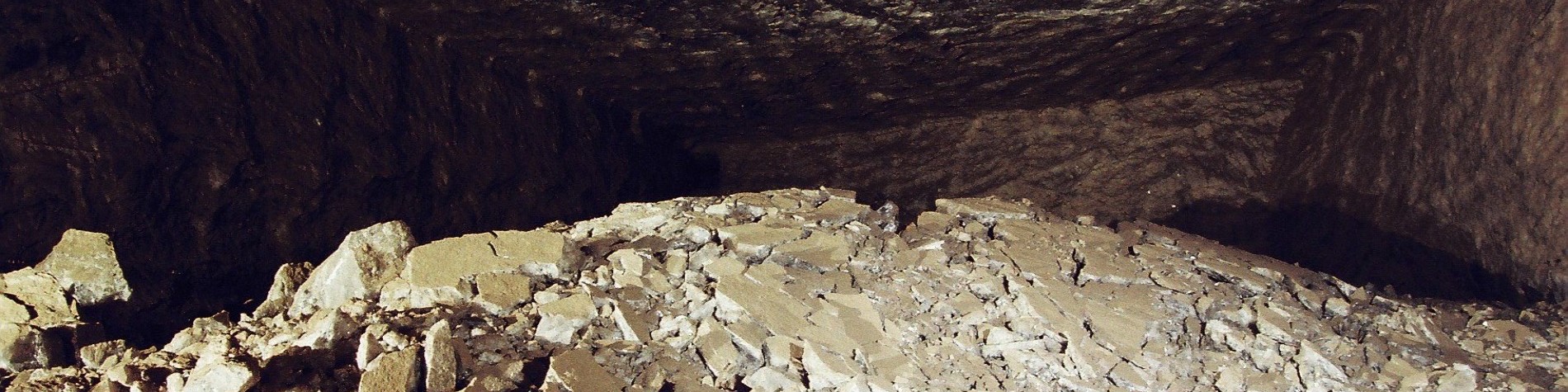 Ein großer Berg loses Steinsalz liegt am Boden einer Abbaukammer