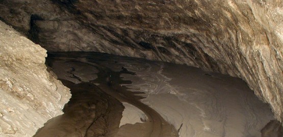 Flüssiger Salzbeton fließt in eine Abbaukammer unter Tage. Zur Seite „Morsleben: Bergbauliche Gefahrenabwehr im Zentralteil.“