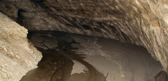 Liquid salt concrete flows into an underground mining chamber. Link to page “Morsleben: Mining security in the central part."