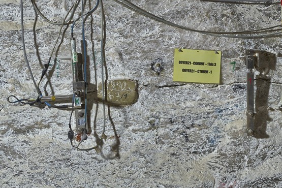 Zwei Messinstrumente sind zur Überwachung eines horizontalen Risses im Salz installiert