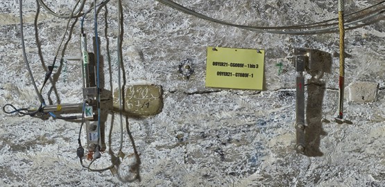 Two measuring instruments are used to monitor a horizontal crack in the salt rock. Link to page "Operational geomechanical monitoring in Morsleben"