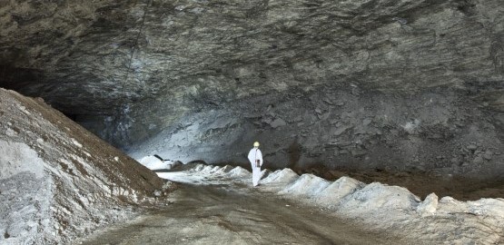 Eine Person steht in einer ehemaligen Abbaukammer für Steinsalz.