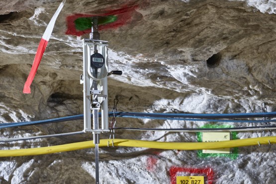 A convergence meter is clamped between two reference points to examine changes in distance A convergence meter is clamped between two reference points to examine changes in distance