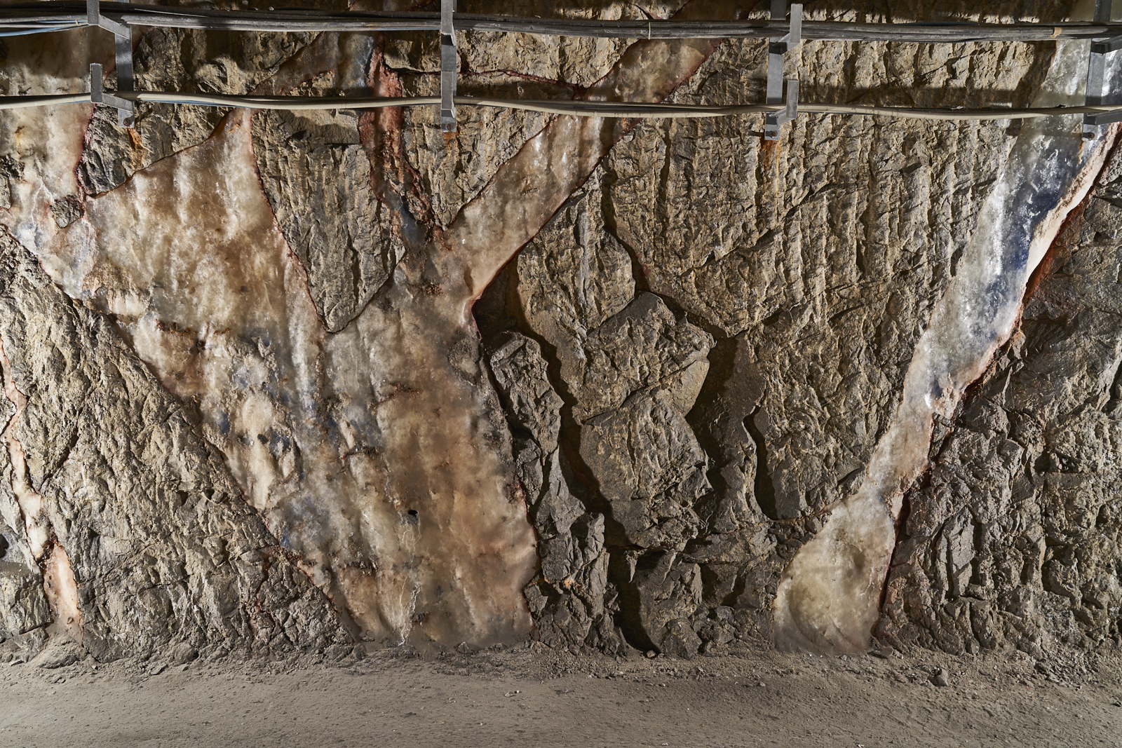 Scholle des Hauptanhydrits in der Salzstruktur Klüftiges Anhydritgestein ist ein einer Strecke freigelegt. Salz ist in die Klüfte hineinkristallisiert.