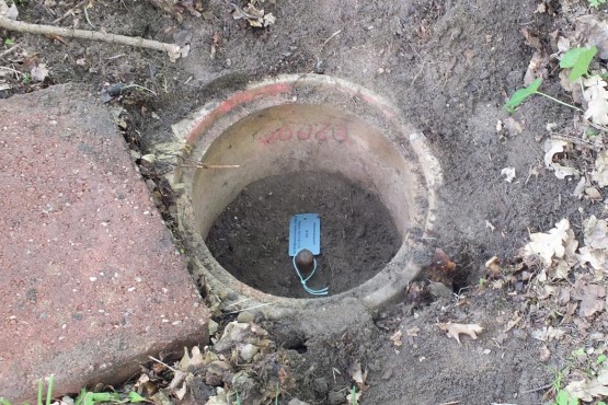 A measuring point is embedded in the earth in a pipe in the vicinity of the repository