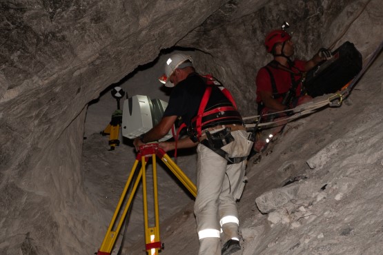Laserscanning in einer Abbaukammer des Endlagers Morsleben Zwei Männer in Klettergeschirr sind unter Tage – einer stellt einen Laserscanner auf