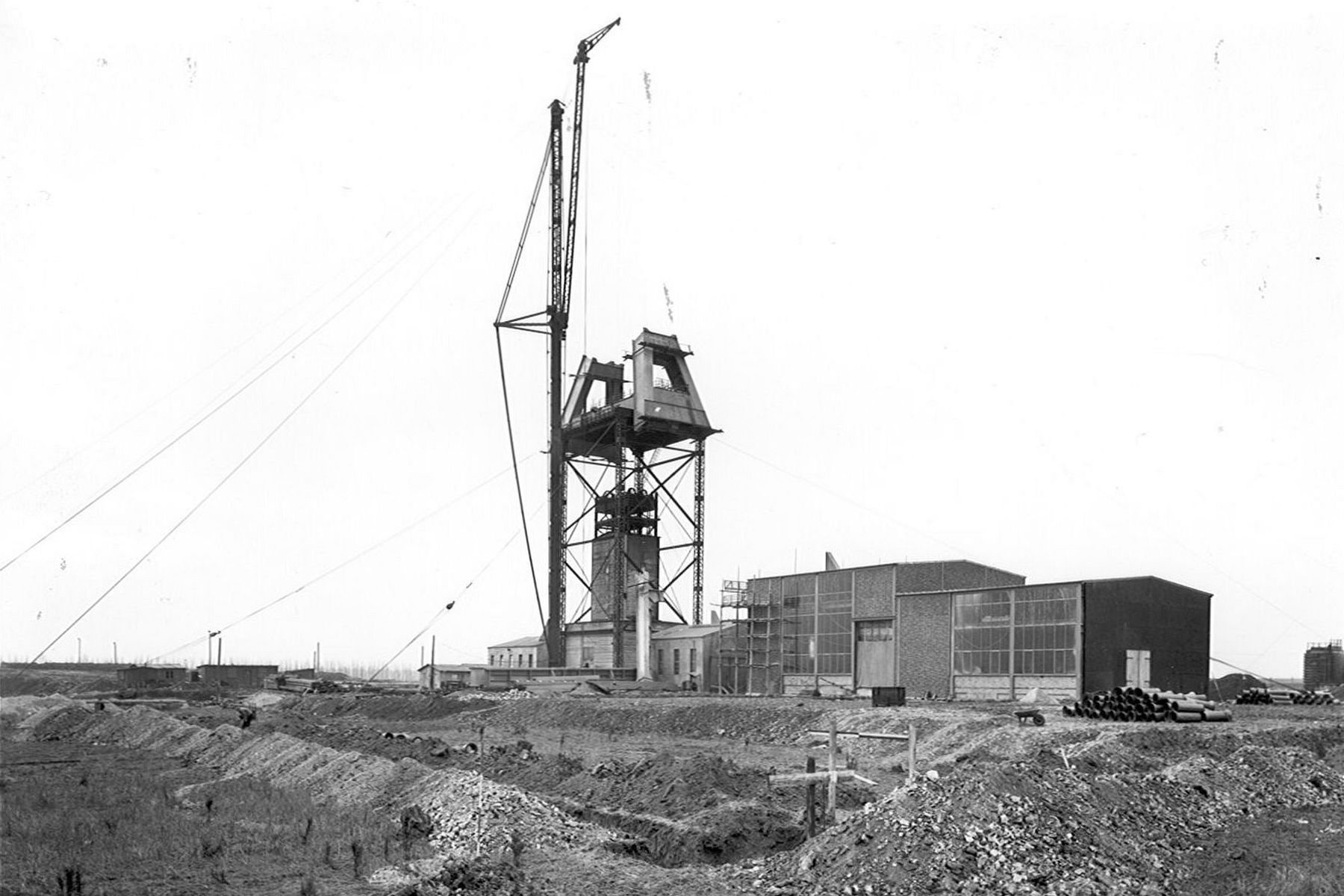 Historisches Bild von der Montage des Förderturms