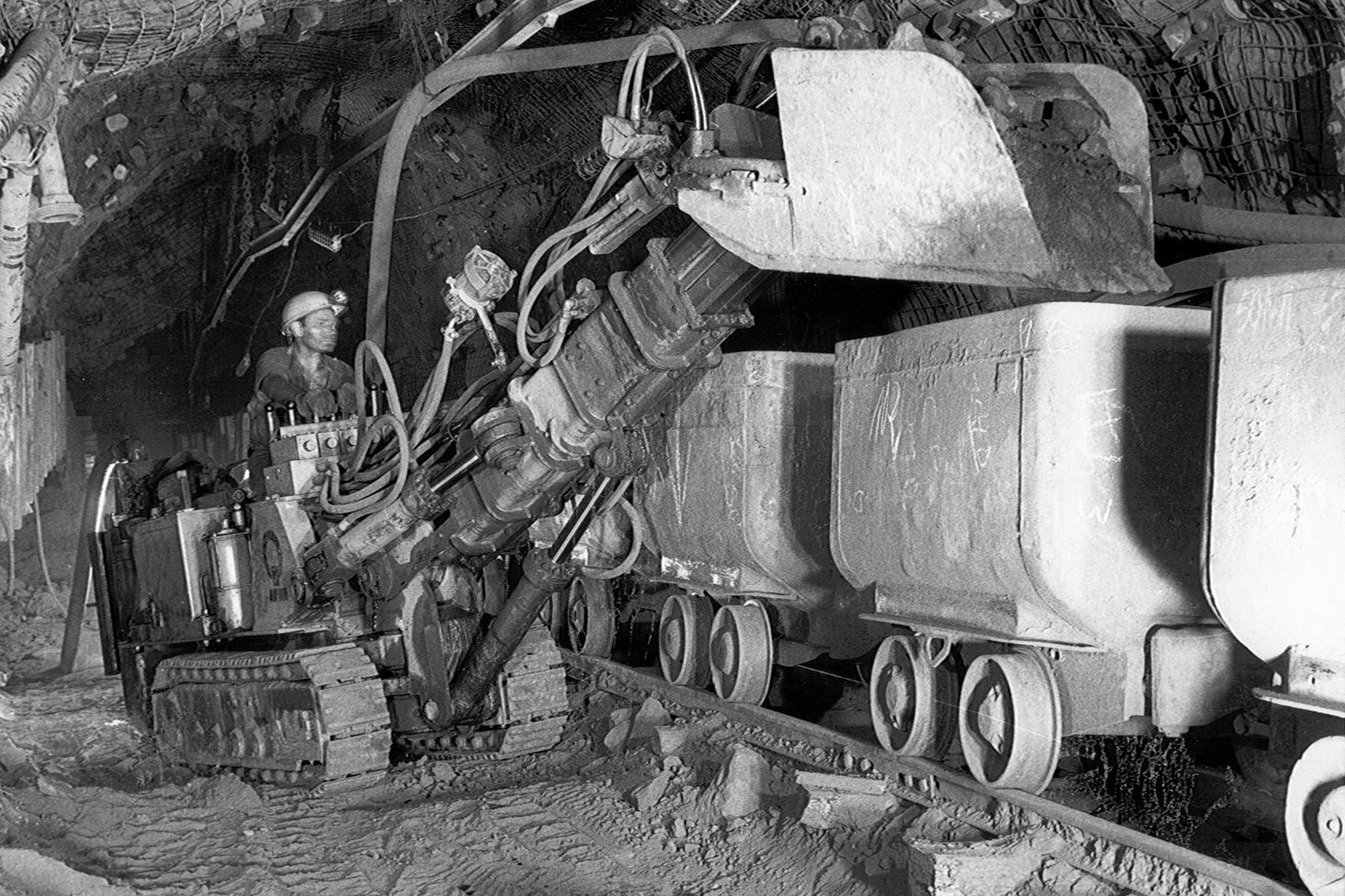 Historisches Bild von der Beladung mehrerer Förderwagen