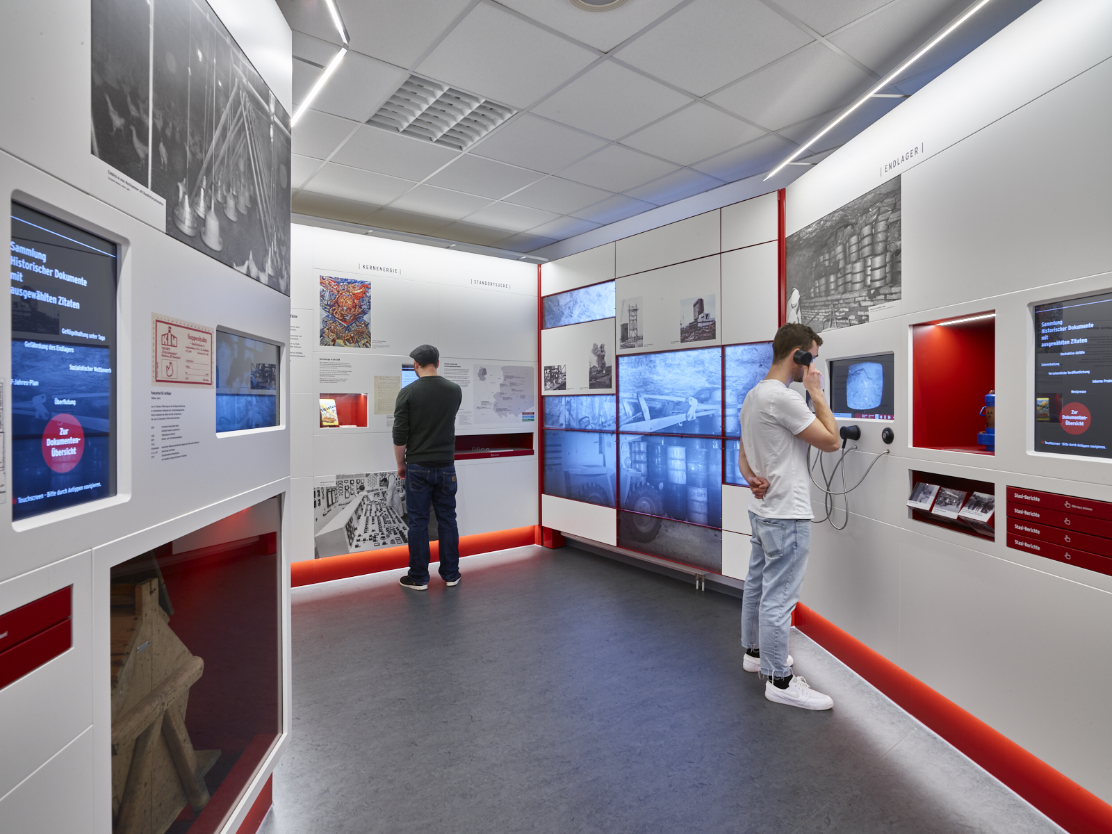 Besucher in der historischen Ausstellung der Infostelle Morsleben