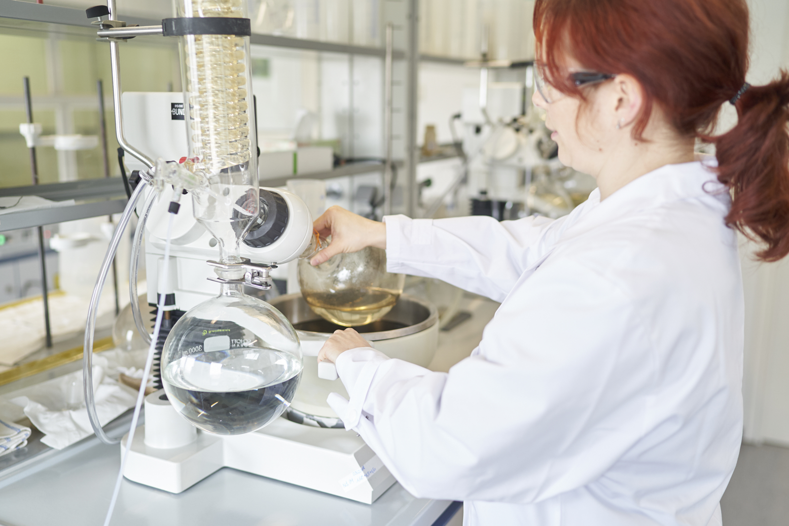 Mitarbeiterin des Strahlenschutzes untersucht eine Probe