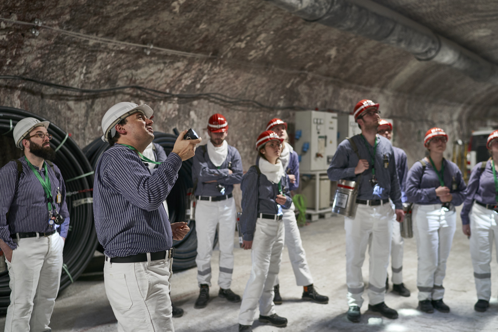 Mitarbeiter mit einer Besuchergruppe in der Schachtanlage Asse II