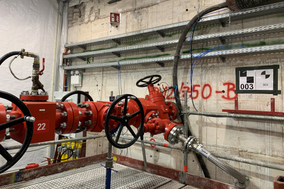 Drilling equipment for an storage chamber in front of a white salt wall