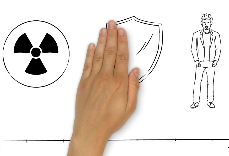 Vorschau des Videos. Zu sehen ist eine Hand sowie die Zeichnung eines Menschen, der durch ein Schutzschild vor der Radioaktivität geschützt ist.