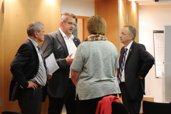 Dr. Thomas Lautsch und Stefan Studt im Gespräch mit Peines Bürgermeister Klaus Saemann und einer interessierten Bürgerin (von links)