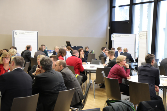 Teilnehmer diskutieren auf der BfE-Regionalkonferenz in Leipzig