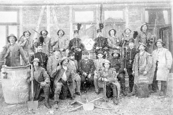 Mit Schaufel, Spitzhacke und Kübel errichten Bergleute ab 1898 den Schacht Marie in Beendorf Gruppenbild der Teufmannschaft von 1898