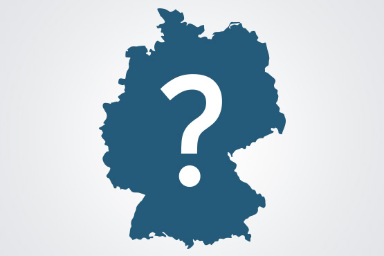 Blaue Landkarte Deutschlands mit einem prominent platzierten weißen Fragezeichen in ihrer Mitte.