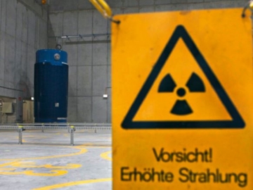 Schild mit der Aufschrift "Vorsicht! Erhöhte Strahlung" hängt in einer Halle